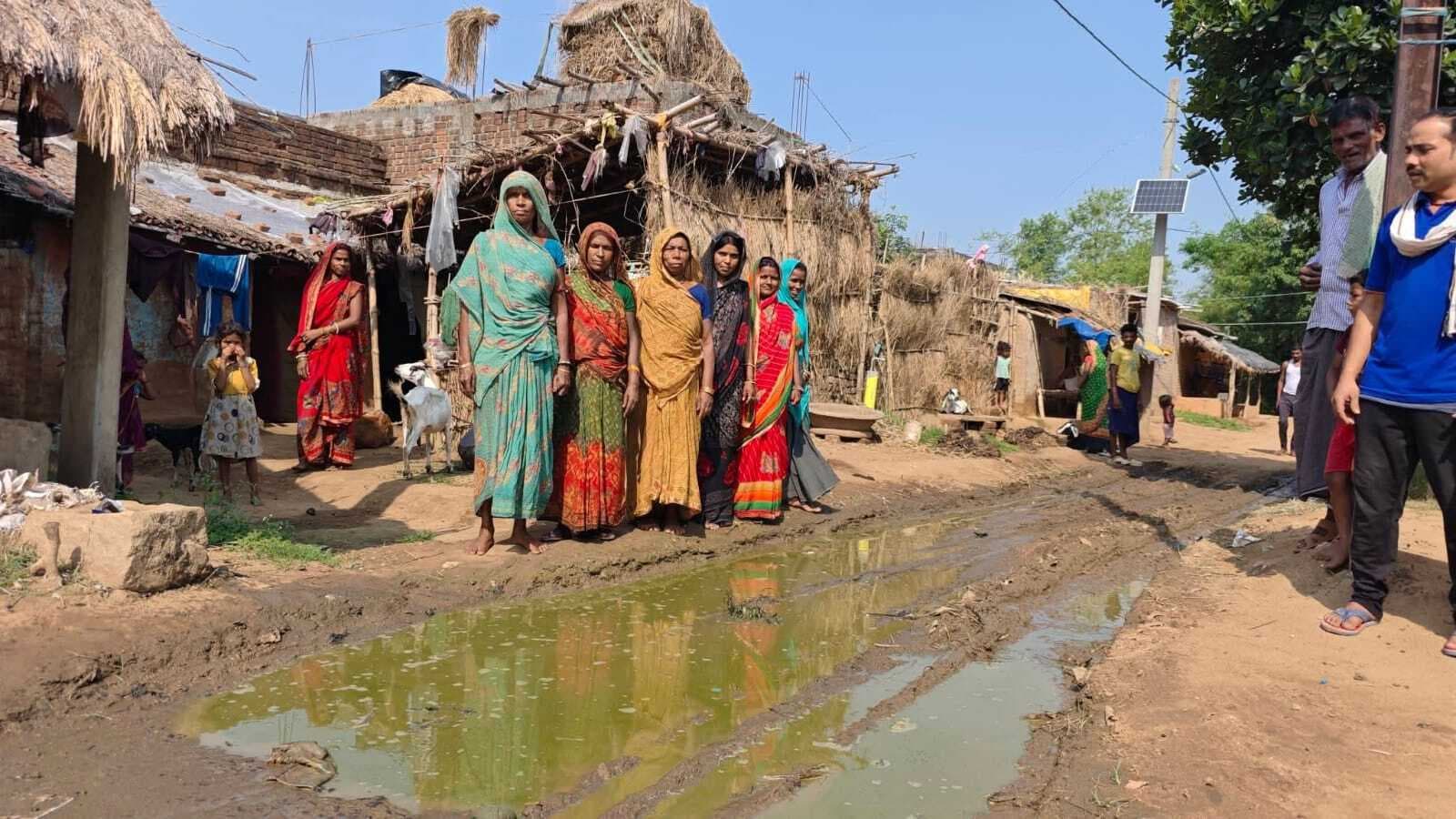 Banka News : नाली निर्माण नहीं होने से नारकीय जीवन जीने को मजबूर ग्रामीण