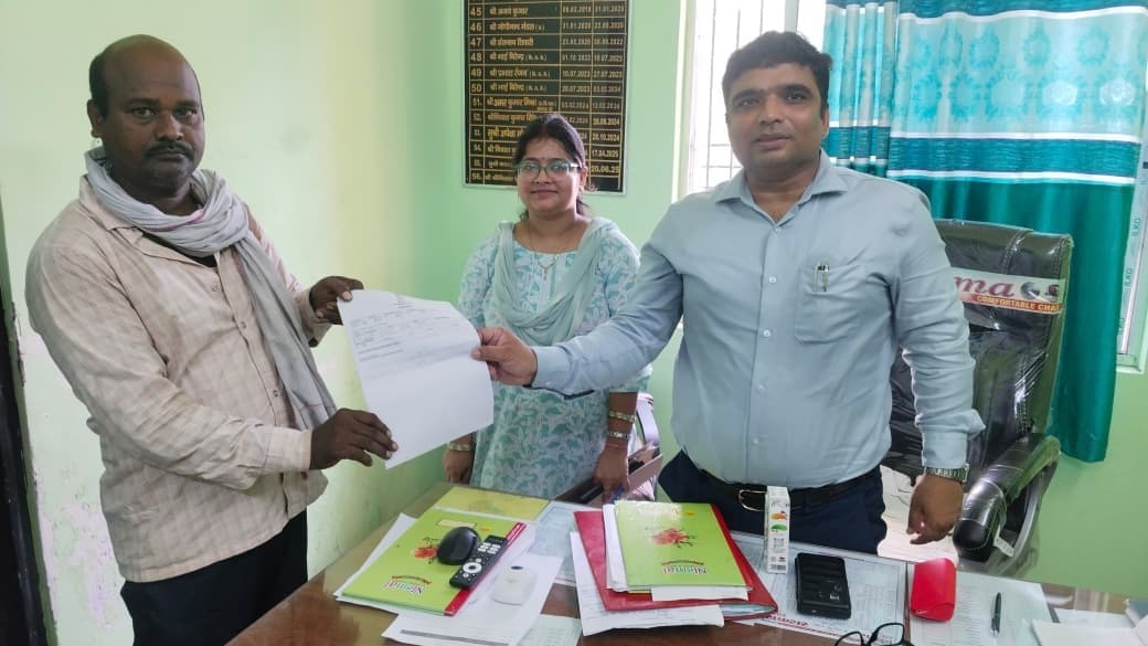 Banka News : सबका सम्मान जीवन आसान के तहत प्रखंड व अंचल कार्यालय में पदाधिकारियों ने सुनी जनता की समस्या