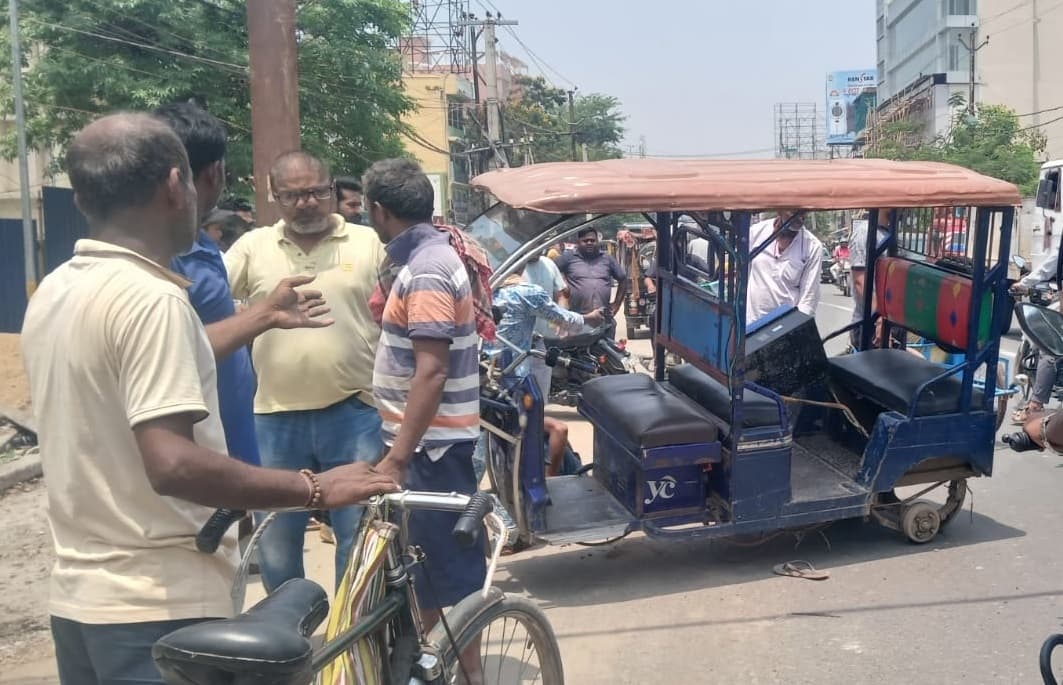 तिलकामांझी में तेज रफ्तार टोटो का पहिया खुला, चालक सहित तीन घायल, अस्पताल में भर्ती
