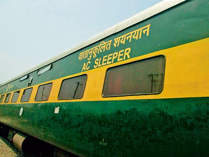 अपने नियत समय से एक घंटे 25 मिनट लेट से खुलेगी गरीब रथ एक्सप्रेस