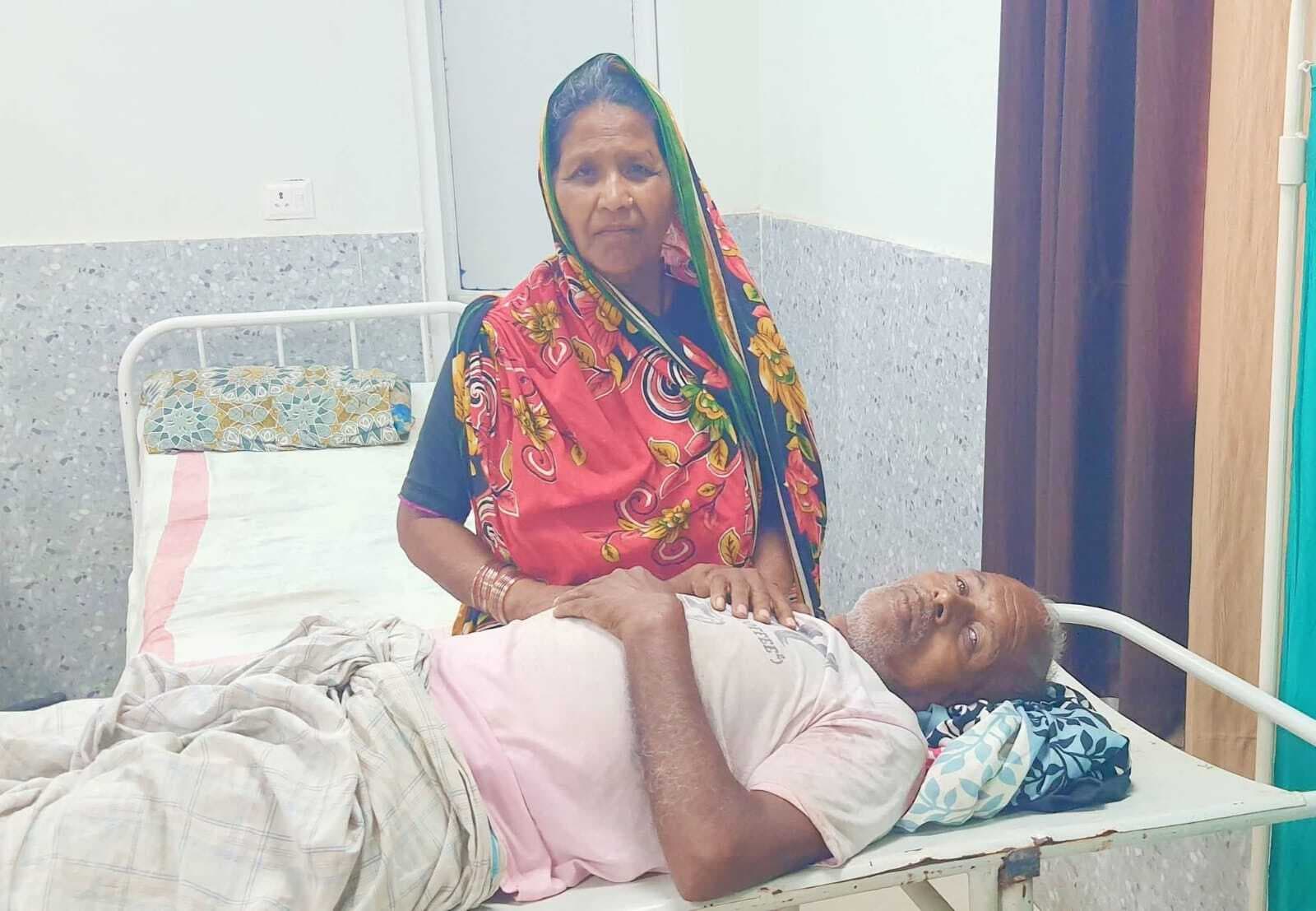 शीशम पेड़ से गिरकर बुजुर्ग घायल, टूटी कमर व हाथ की हड्डी, देवघर रेफर