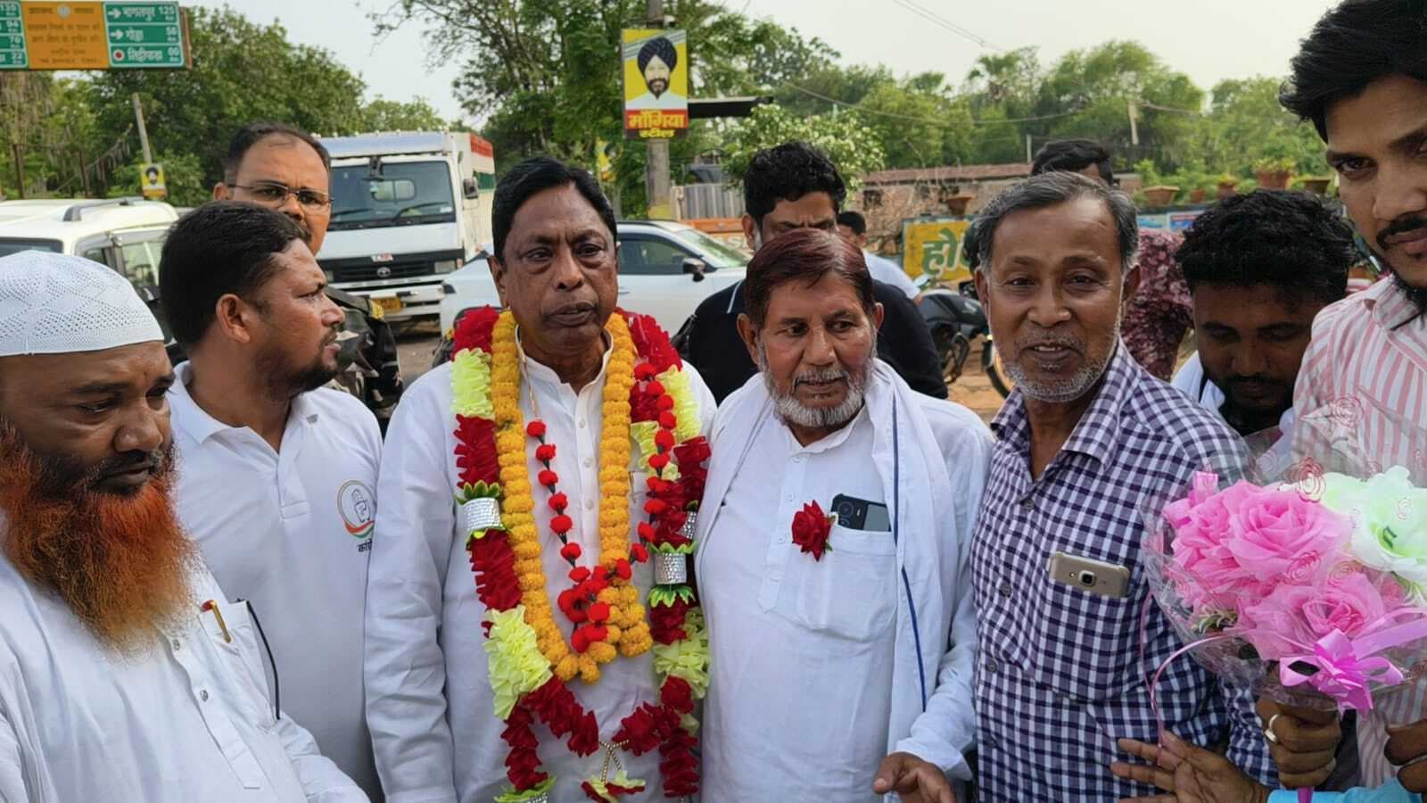 लिट्टीपाड़ा चौक पर आलमगीर आलम का स्वागत