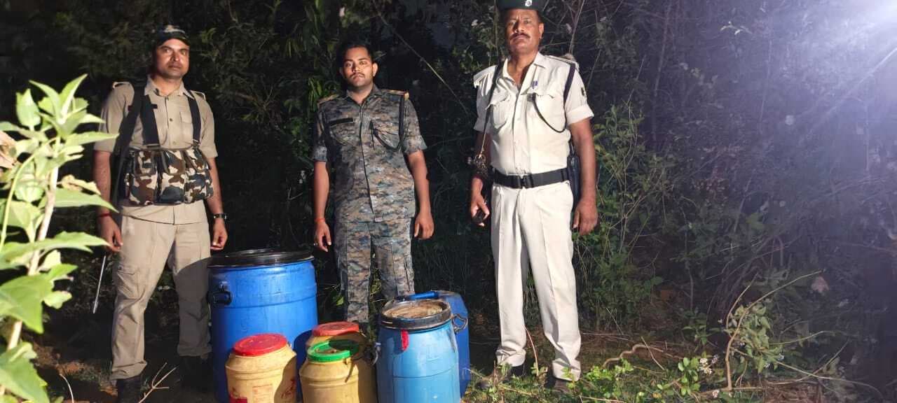 जंगल की झाड़ियों में रखी गयी 210 लीटर महुआ शराब किया नष्ट