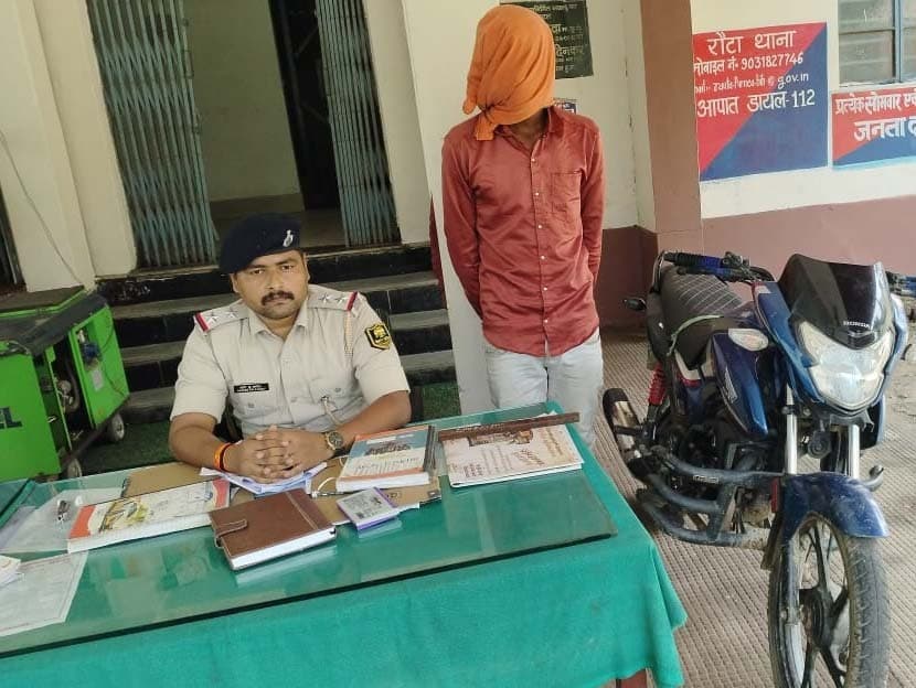 रौटा हाईस्कूल के पीछे से चोरी हुई बाइक के साथ आरोपी गिरफ्तार