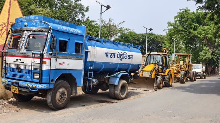 जांच में मिले अधूरे कागजात, एनएच 333-ए निर्माण कार्य में लगे वाहन जब्त