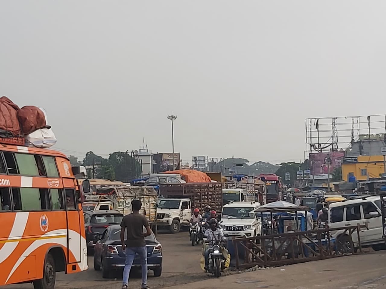 फरक्का में एनएच पर घंटों जाम, रातभर फंसे रहे यात्री