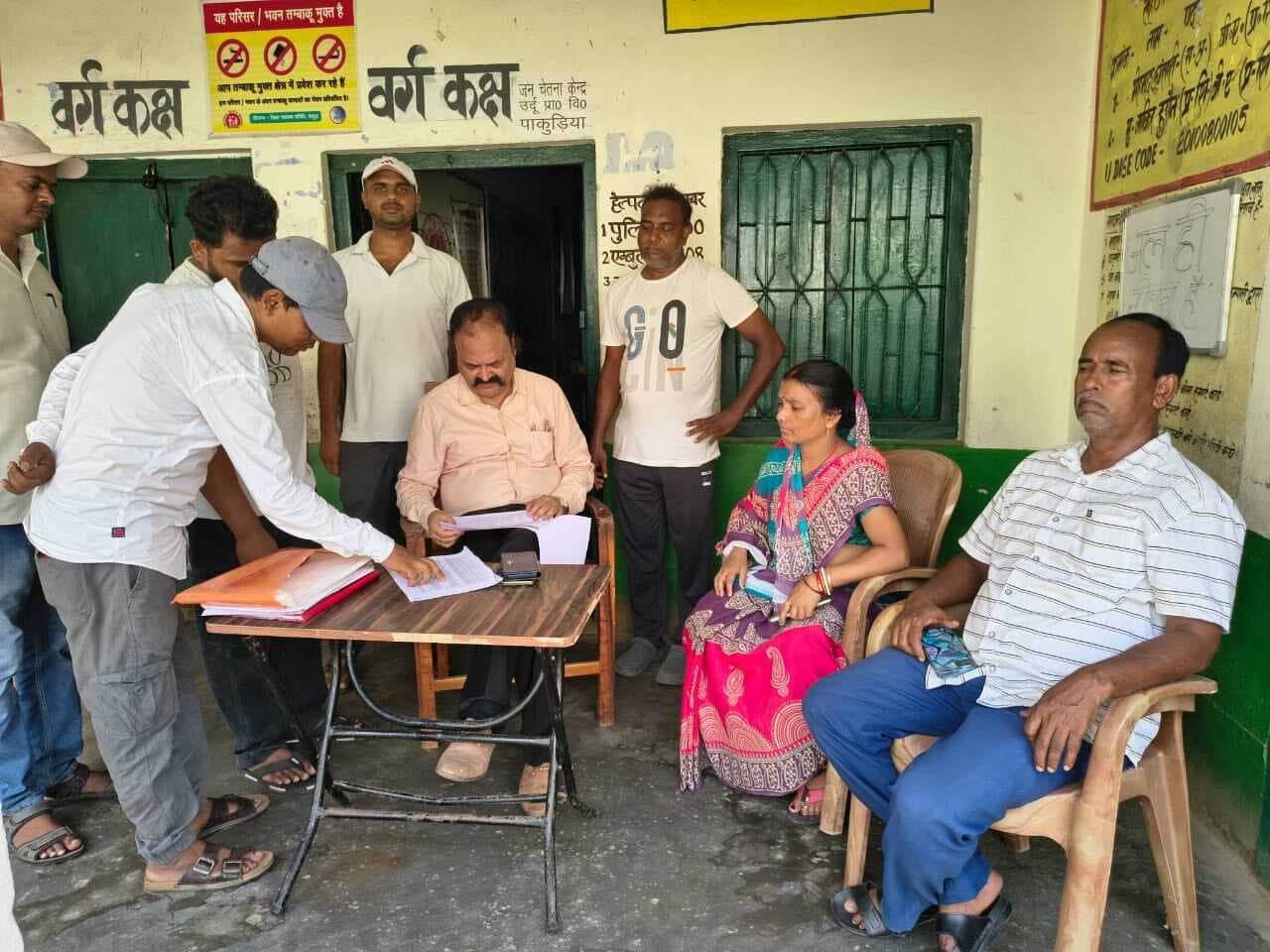बीडीओ ने मतदाता सत्यापन कार्य का किया निरीक्षण
