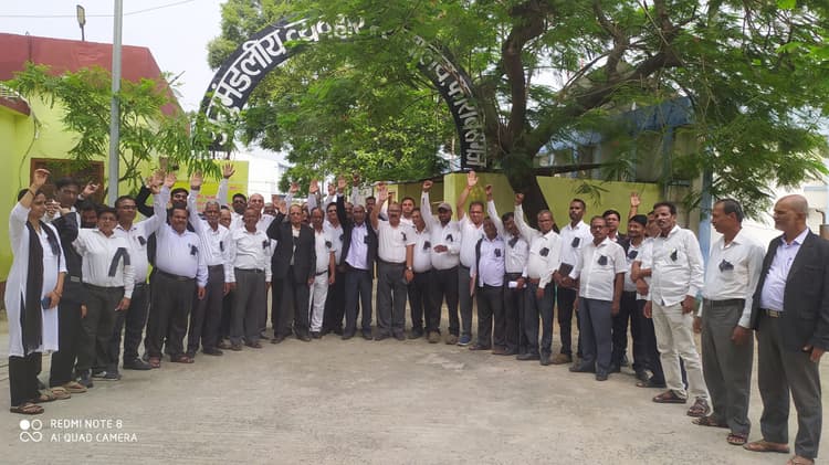 अधिवक्ताओं ने काला बिल्ला लगाकर किया प्रदर्शन
