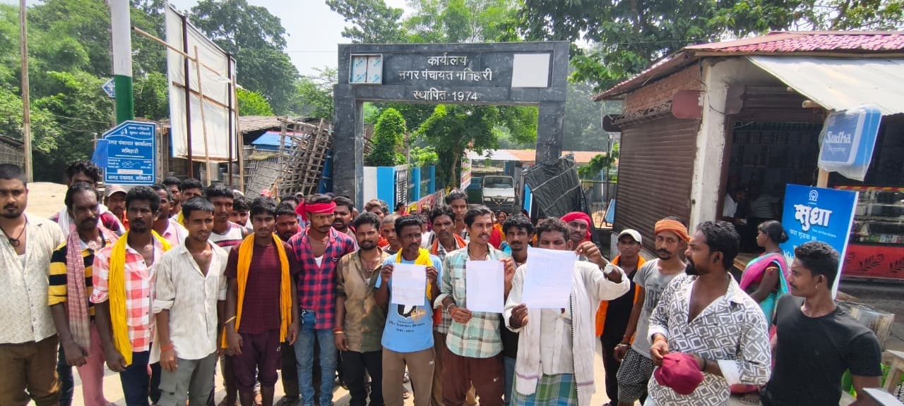 मनिहारी नगर के सफाई कर्मी गये हड़ताल पर