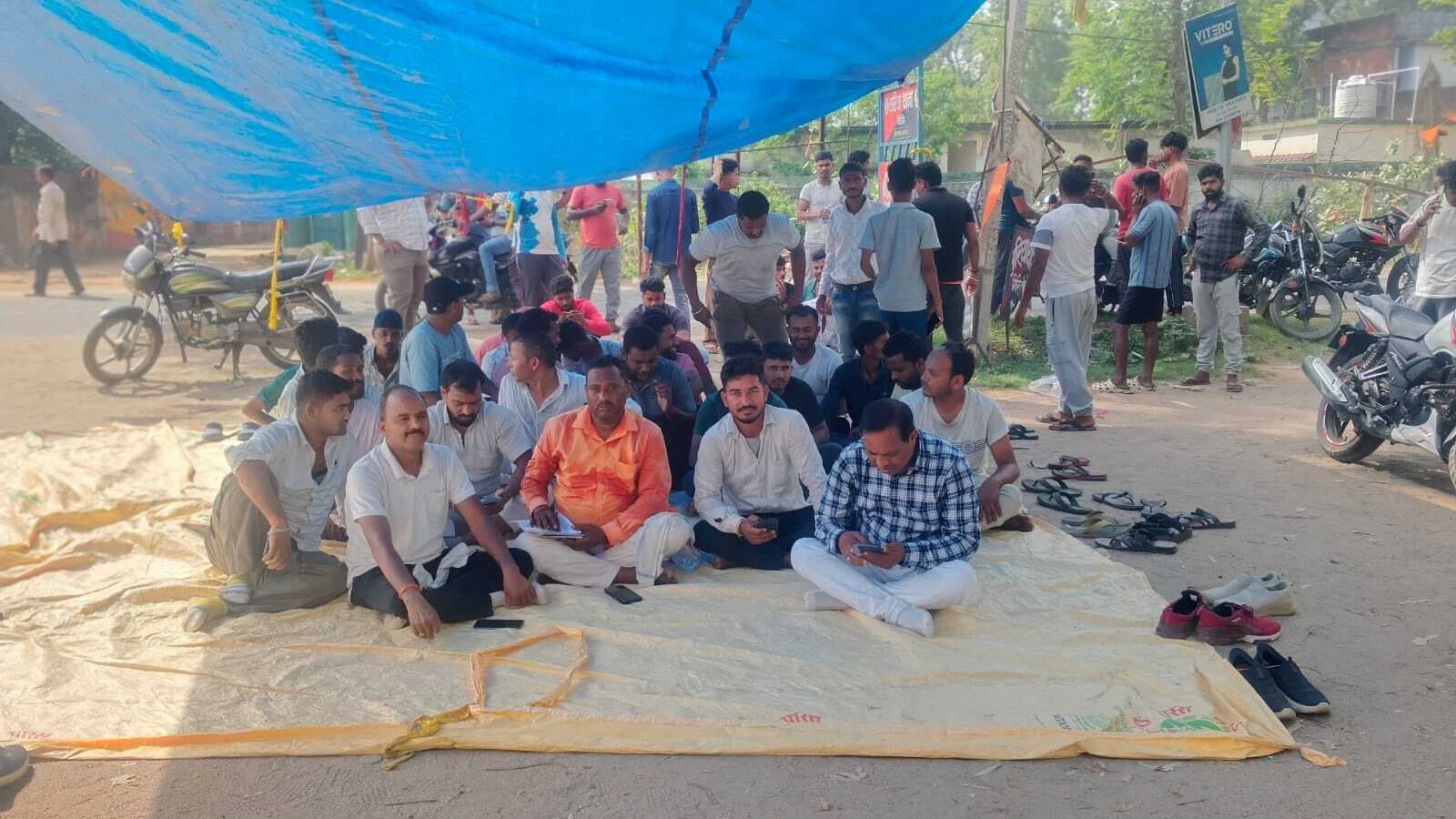 Giridih News :इंस्पेक्टर पर मारपीट का आरोप, विरोध में धरना