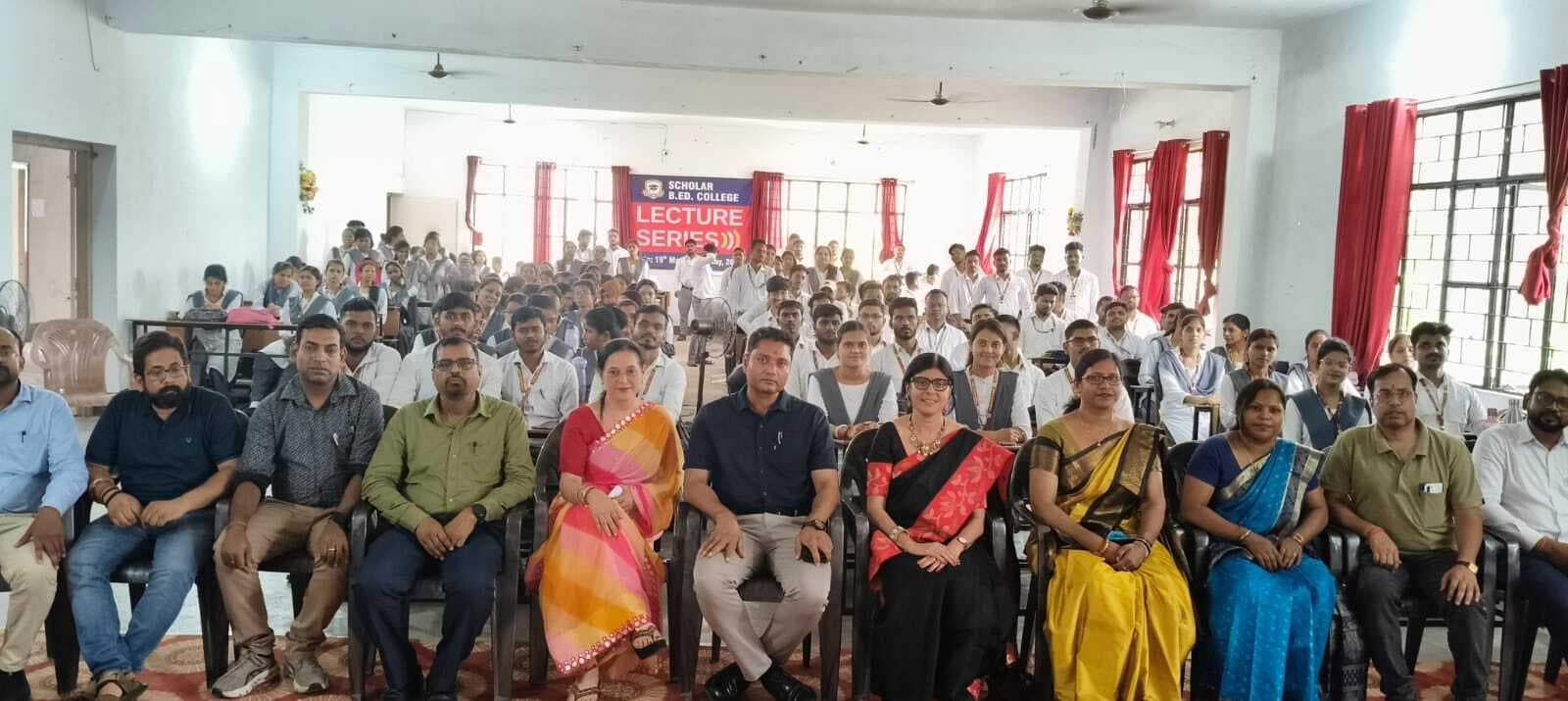 Giridih News :सही मार्गदर्शन विद्यार्थियों के भविष्य निर्माण की आधारशिला : डीइओ