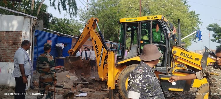 Giridih News :अतिक्रमण हटाने को ले प्रशासन ने चलाया बुलडोजर