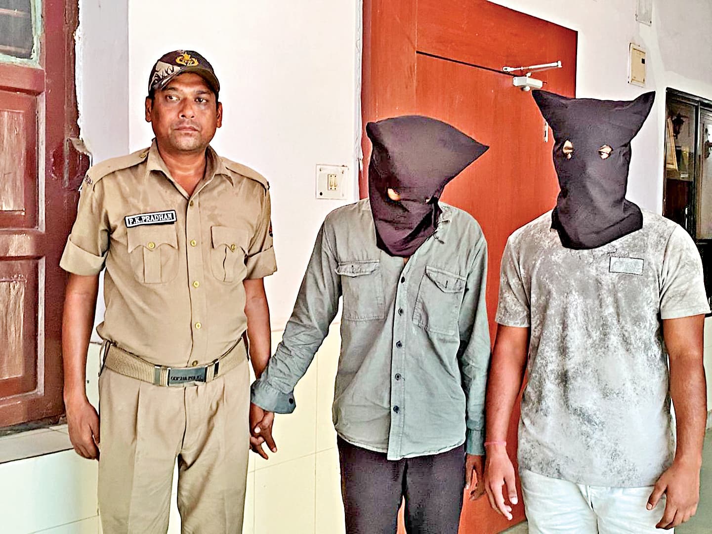 Rourkela News: एटीएम में गोंद लगा कार्ड फंसाने के बाद फर्जी हेल्पलाइन से करते थे ठगी, दो गिरफ्तार