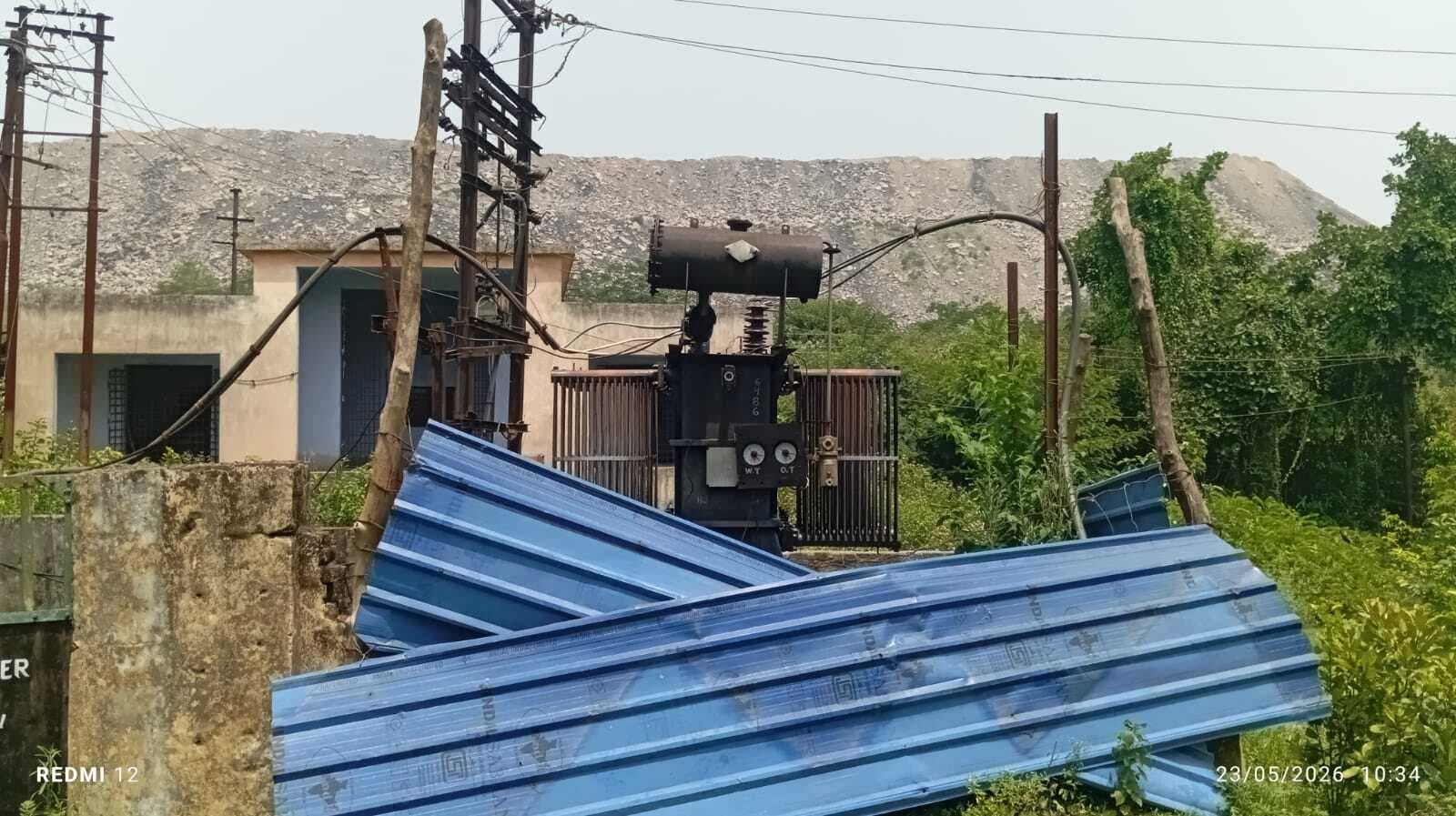 Dhanbad News: कर्मियों को बंधक बनाकर डेढ़ लाख का केबल लूटा