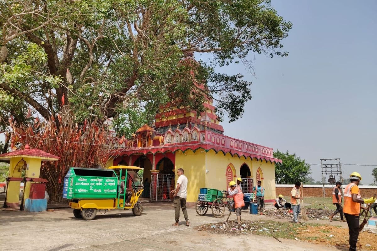 जमुई के स्वच्छता कर्मियों ने उठाया मंदिर की सफाई का जिम्मा, लोगों को दिया संदेश
