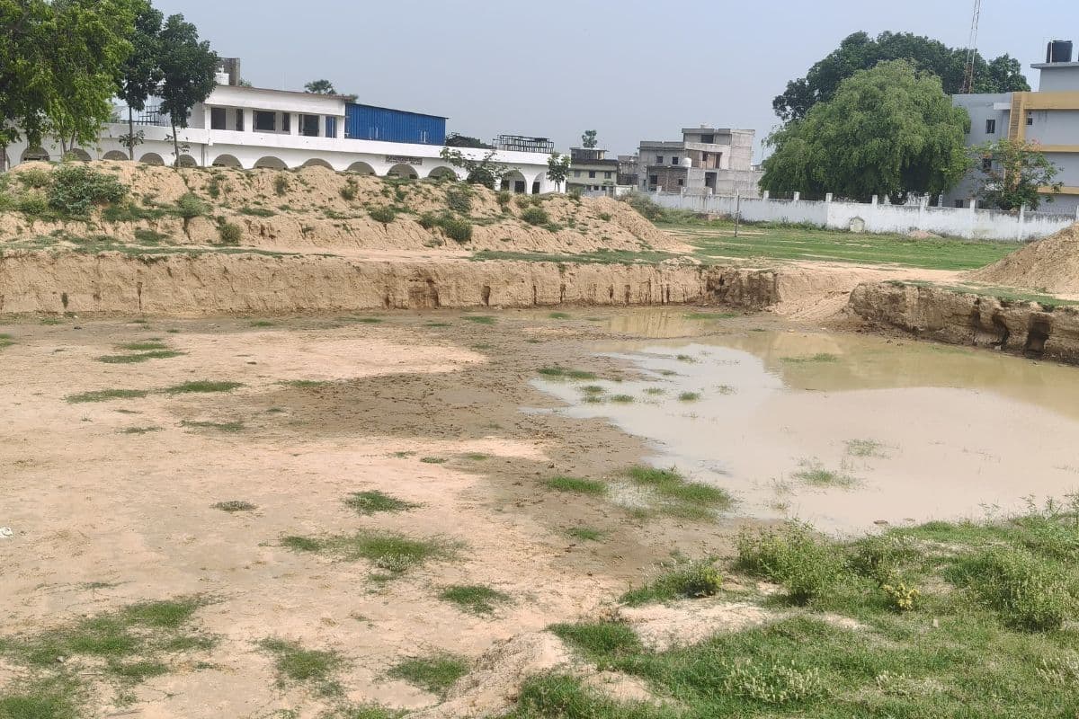 मुंगेर के स्कूल मैदान में महीनों से खुला पड़ा गहरा गड्ढा, छात्रों की सुरक्षा पर बड़ा खतरा