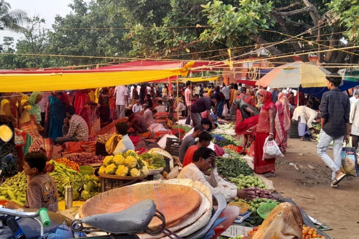 मॉल संस्कृति के दौर में भी बरकरार है ग्रामीण हाट का जादू, पंजवारा में उमड़ती है खरीदारों की भीड़