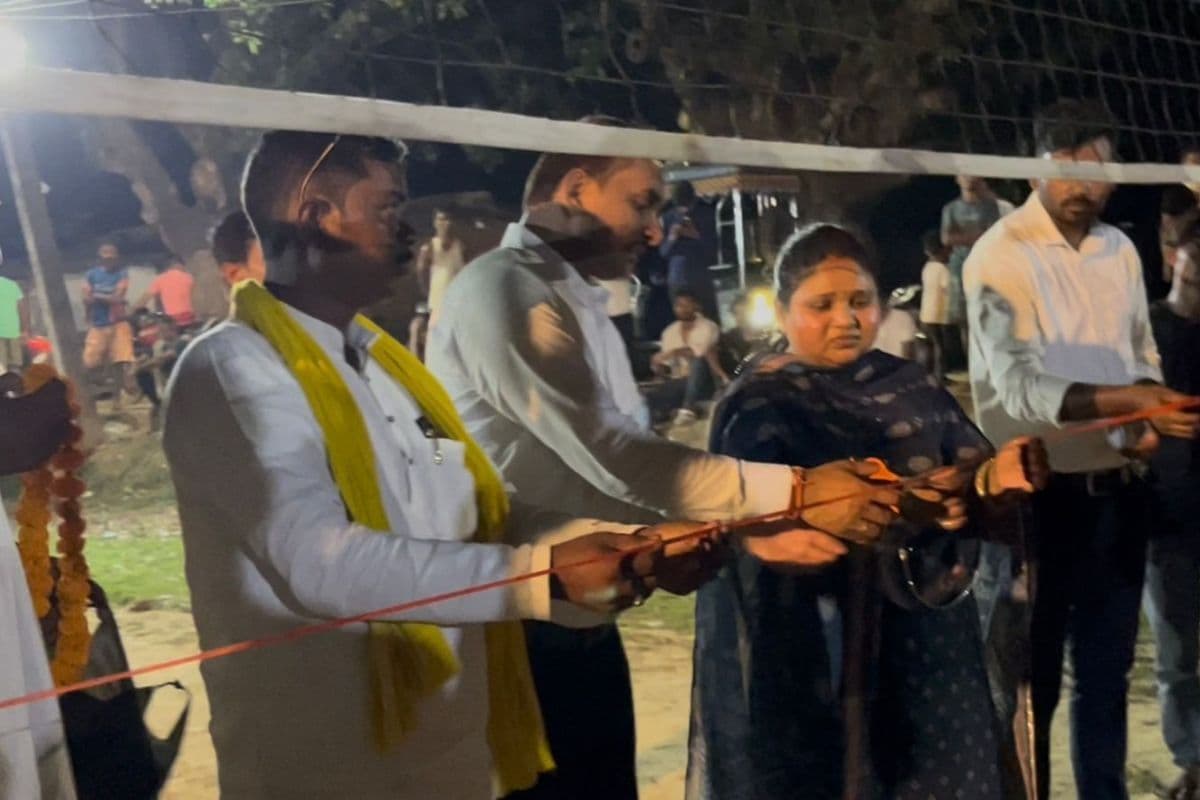 मधुबन दरियापुर में नाइट वॉलीबॉल टूर्नामेंट का शुभारंभ, देर रात तक गूंजा खेल का रोमांच