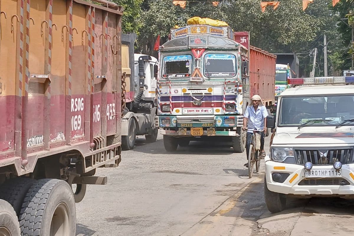 तेलियातालाब मोड़ पर भीषण जाम, घंटों फंसे रहे यात्री और ट्रक चालक