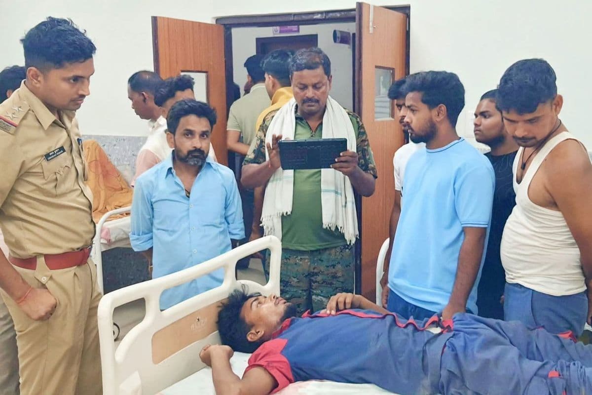 कटोरिया में दो बाइकों की हुई टक्कर, तीन युवक घायल, एक देवघर रेफर