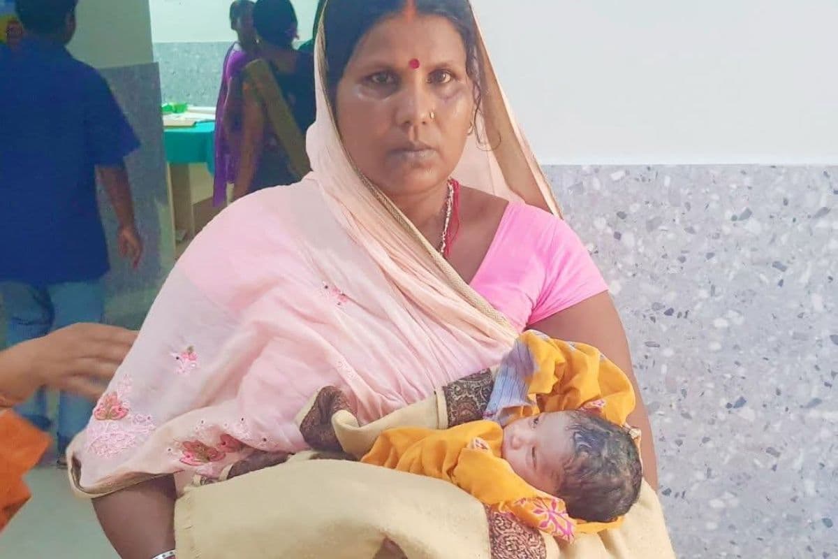कटोरिया सामुदायिक स्वास्थ्य केंद्र में जन्म के कुछ घंटे बाद ही नवजात की बिगड़ी तबियत, देवघर रेफर