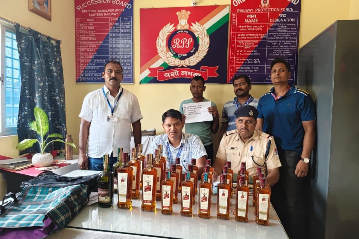 हावड़ा-गया एक्सप्रेस के एसी कोच में छिपाकर ले जा रहा था शराब, जमालपुर स्टेशन पर CIB ने तस्कर को दबोचा