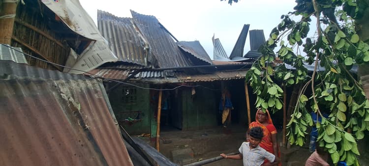 छातापुर में आंधी-बारिश का कहर: कई घर उजड़े, पेड़ गिरे, हाईटेंशन तार में लगी आग