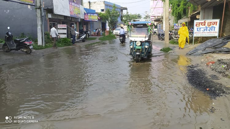 सड़क पर जल-जमाव से लोग परेशान