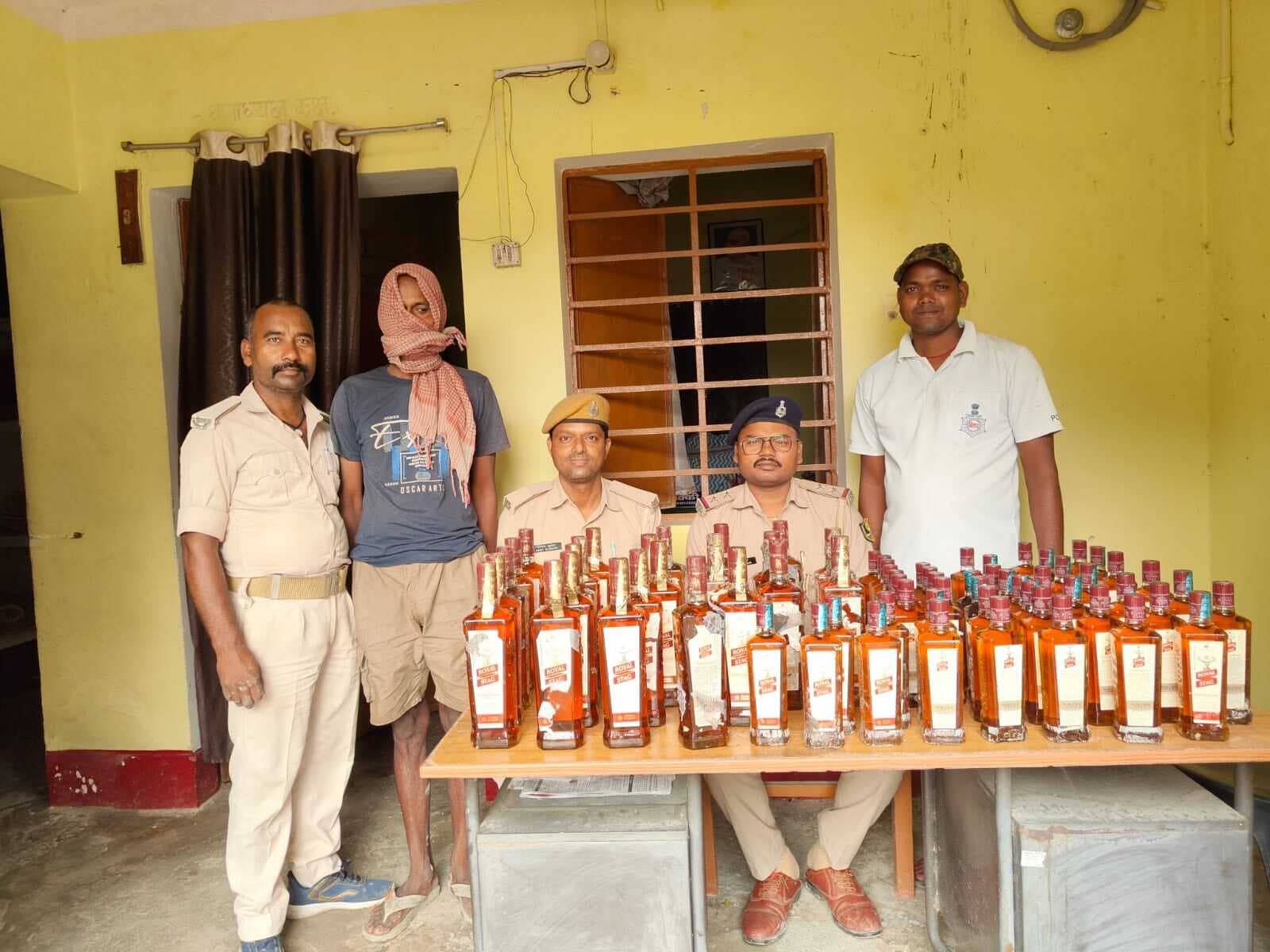 पुलिस ने 35.625 लीटर विदेशी शराब के साथ तस्कर को किया गिरफ्तार