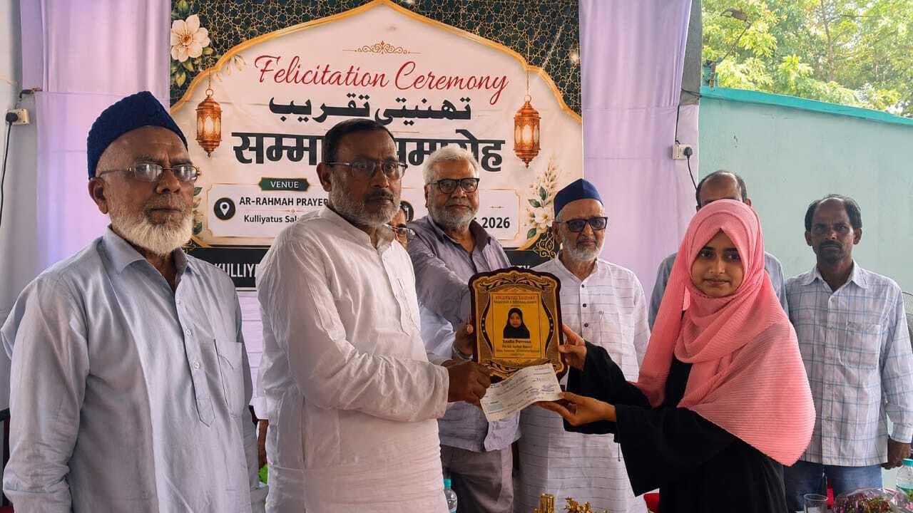 मैट्रिक की टॉपर छात्राओं को किया सम्मानित