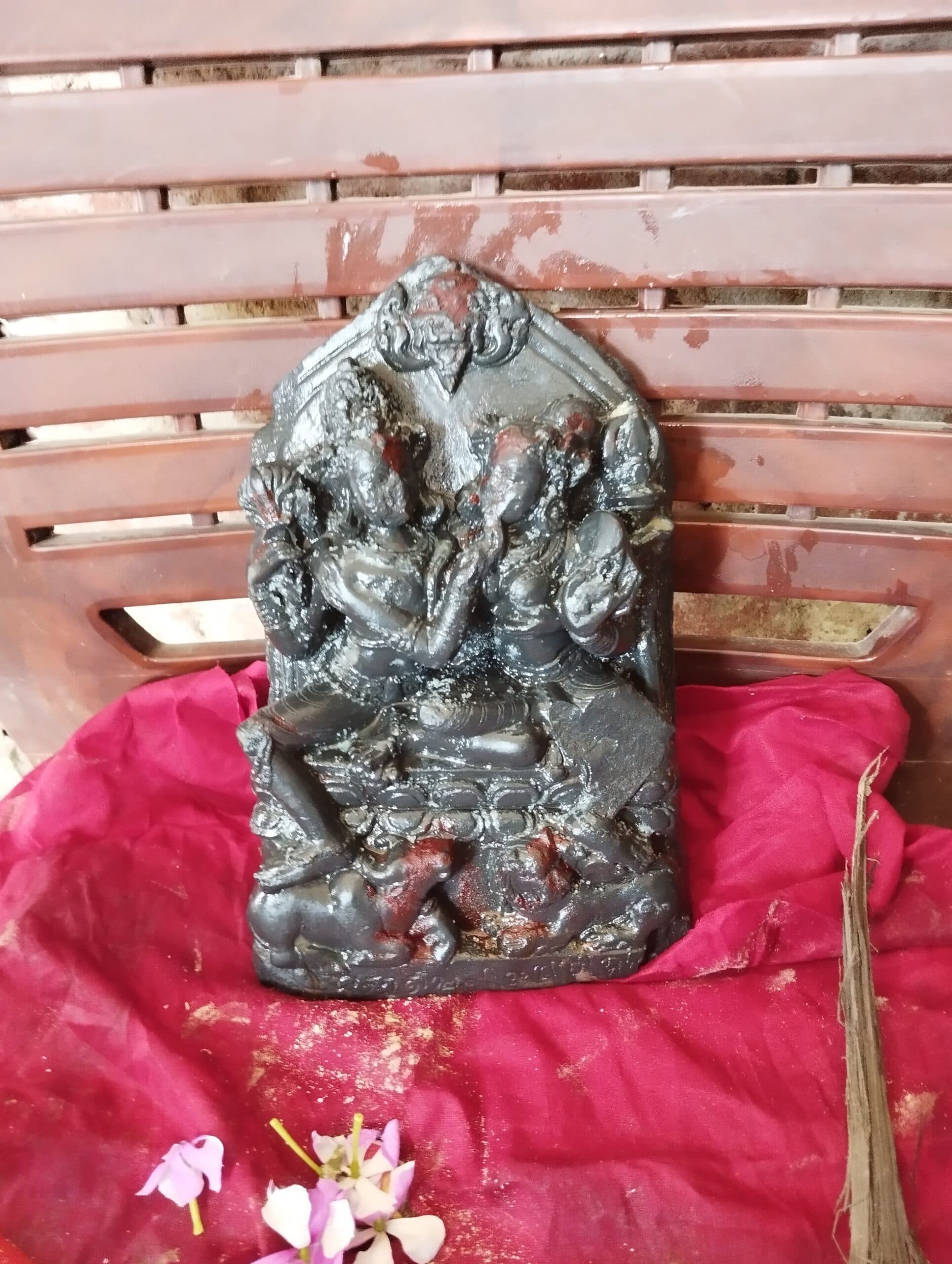 धनामा में तालाब खुदाई के दौरान मिली प्राचीन मूर्ति, इलाके में चर्चा तेज