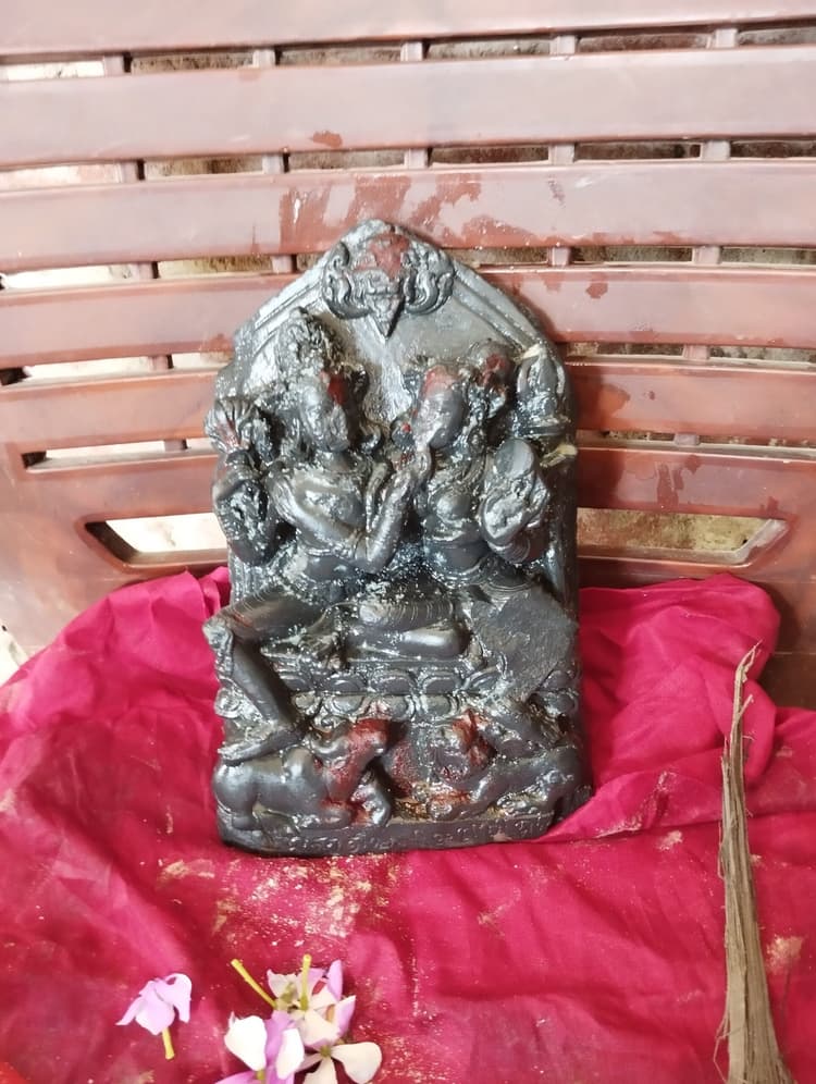 धनामा में तालाब खुदाई के दौरान मिली प्राचीन मूर्ति, इलाके में चर्चा तेज