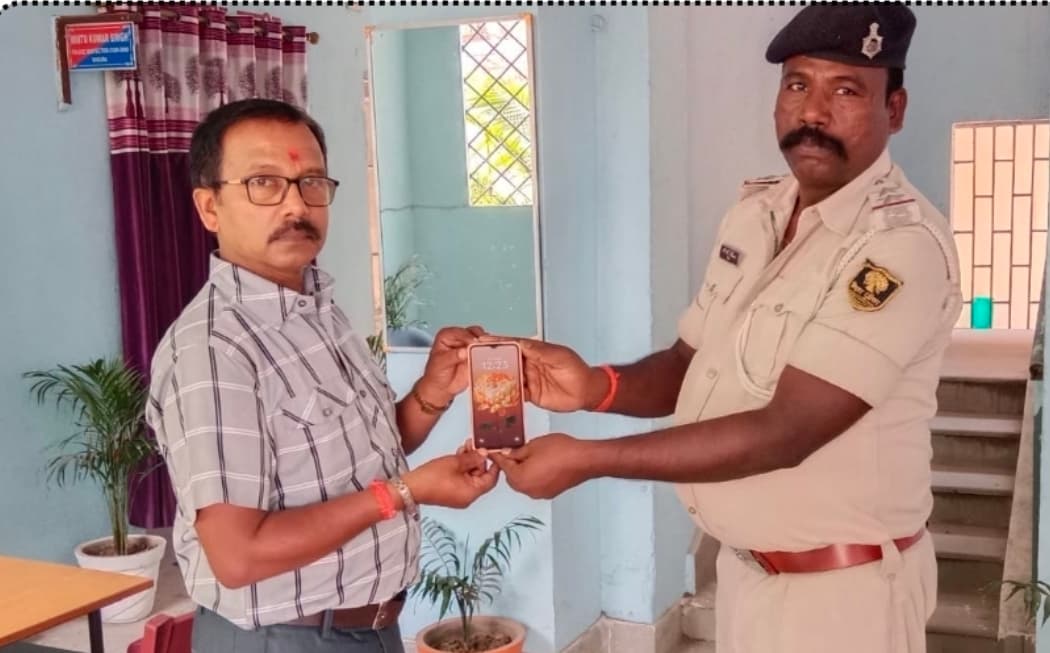 ऑपरेशन मुस्कान के तहत खैरा थाना पुलिस ने लौटाया गुम मोबाइल