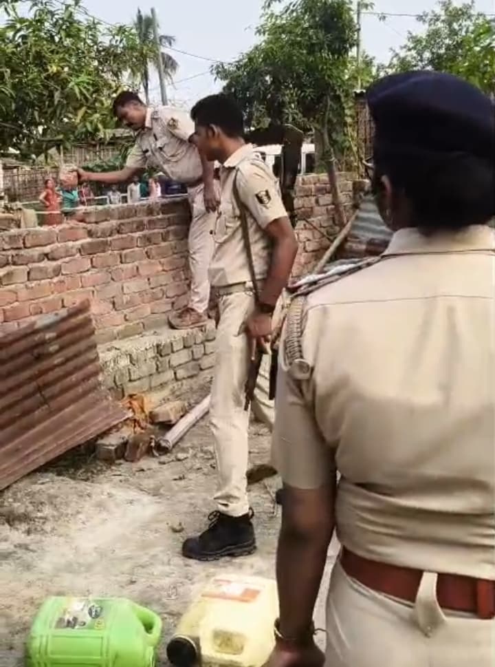 वारंटी के घर पुलिस ने की कुर्की-जब्ती