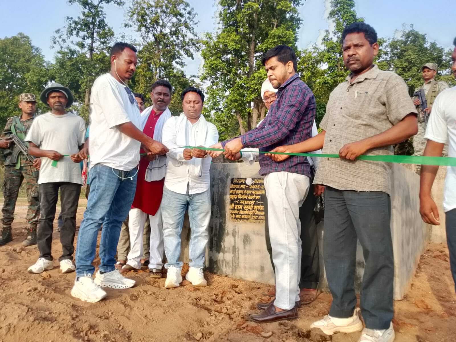 विधायक ने पहाड़ टोली में चबूतरा का किया उद्घाटन