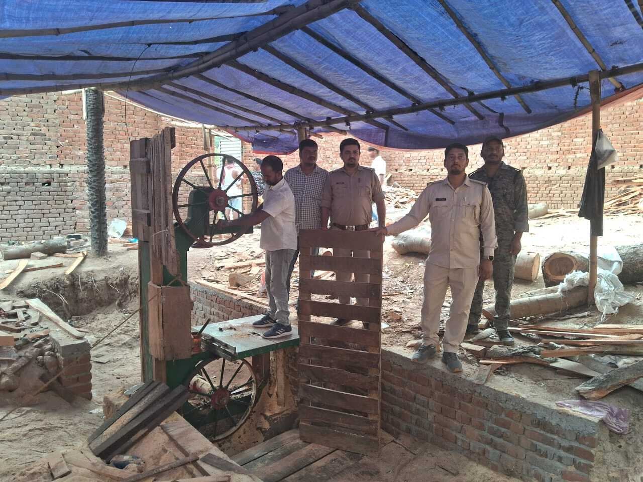 सारवां के मंझीलाडीह में अवैध आरा मिल को किया ध्वस्त