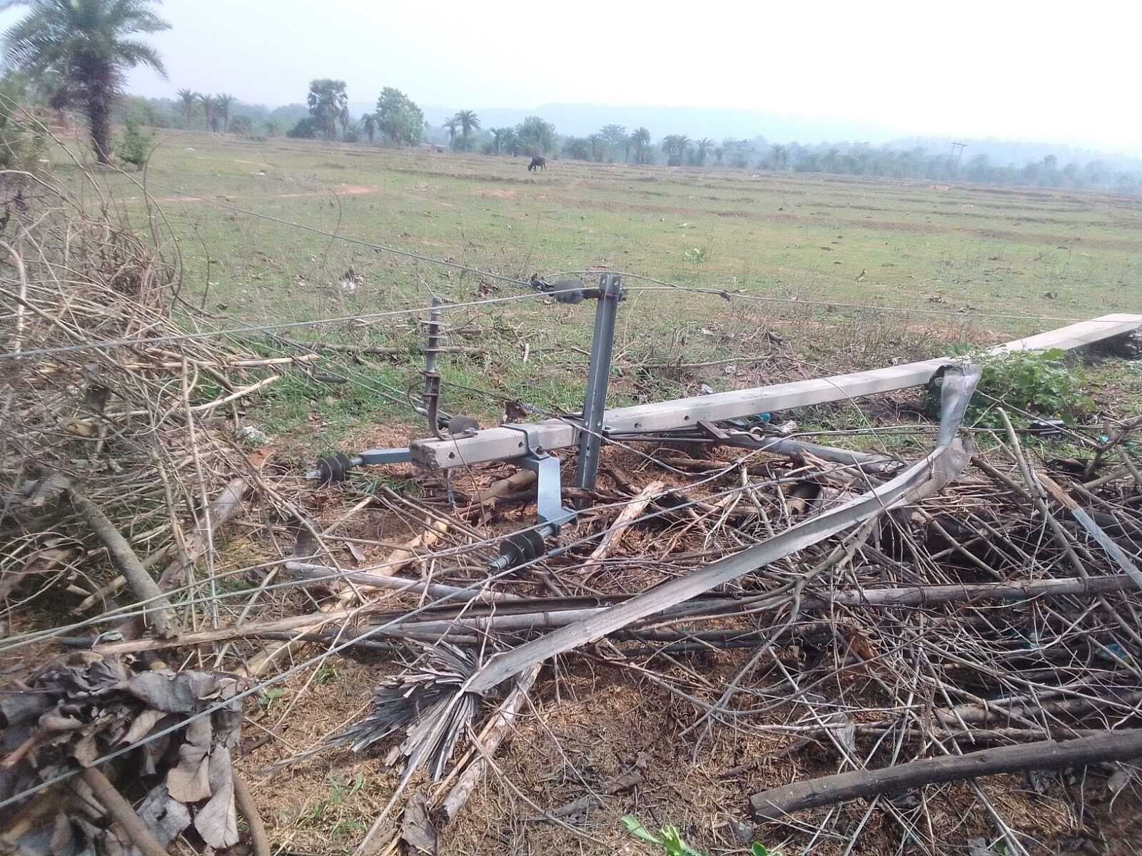 आंधी-बारिश में  कई घरों को नुकसान, आठ बिजली पोल गिरे