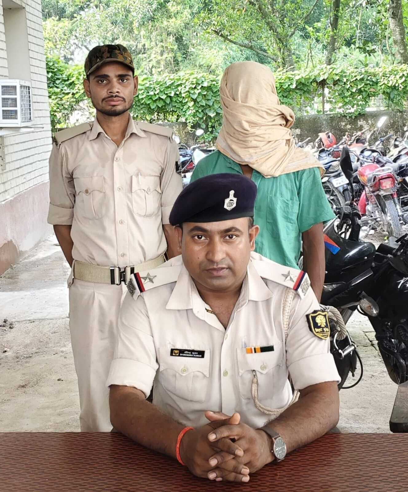 शराब के साथ एक तस्कर गिरफ्तार