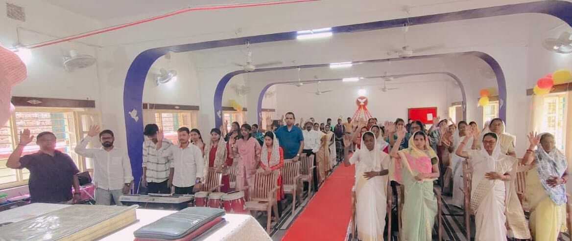 चर्च में पाक रूह दिवस पर गूंजे भक्ति गीत