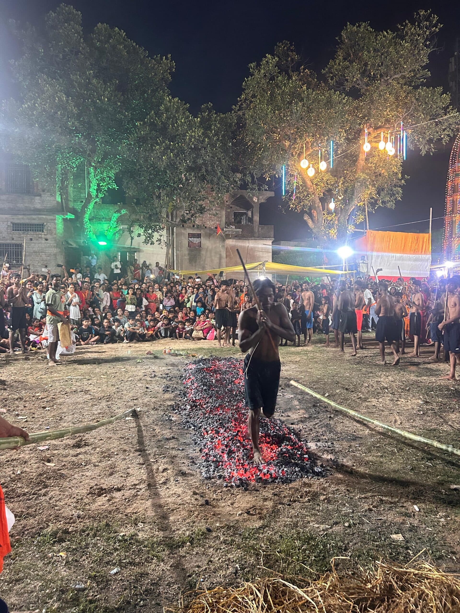 दहकते अंगारों पर चले भोक्ता