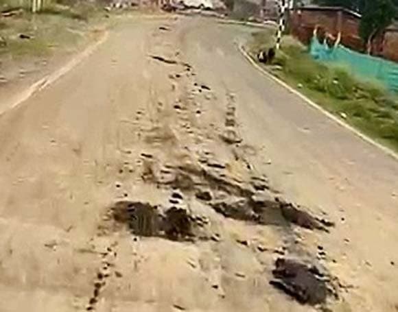 फोरलेन सड़क पर मिट्टी गिराने से राहगीरों को हो रही परेशानी, ग्रामीणों में रोष