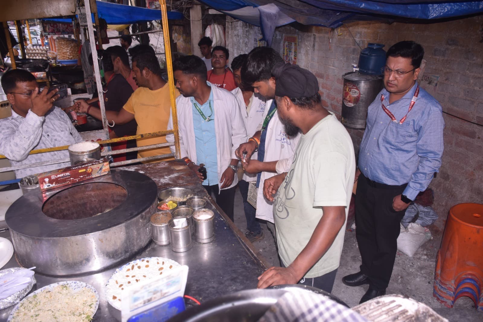Dhanbad news : पहले दिन 140 सैंपलों की हुई जांच, गड़बड़ी मिलने पर खाद्य सामग्री करायी गयी नष्ट