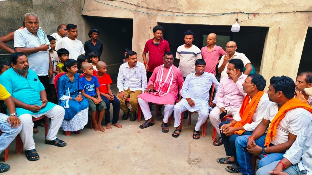 Bokaro News : मृत दंपती के परिजनों से मिले सांसद ढुलू महतो