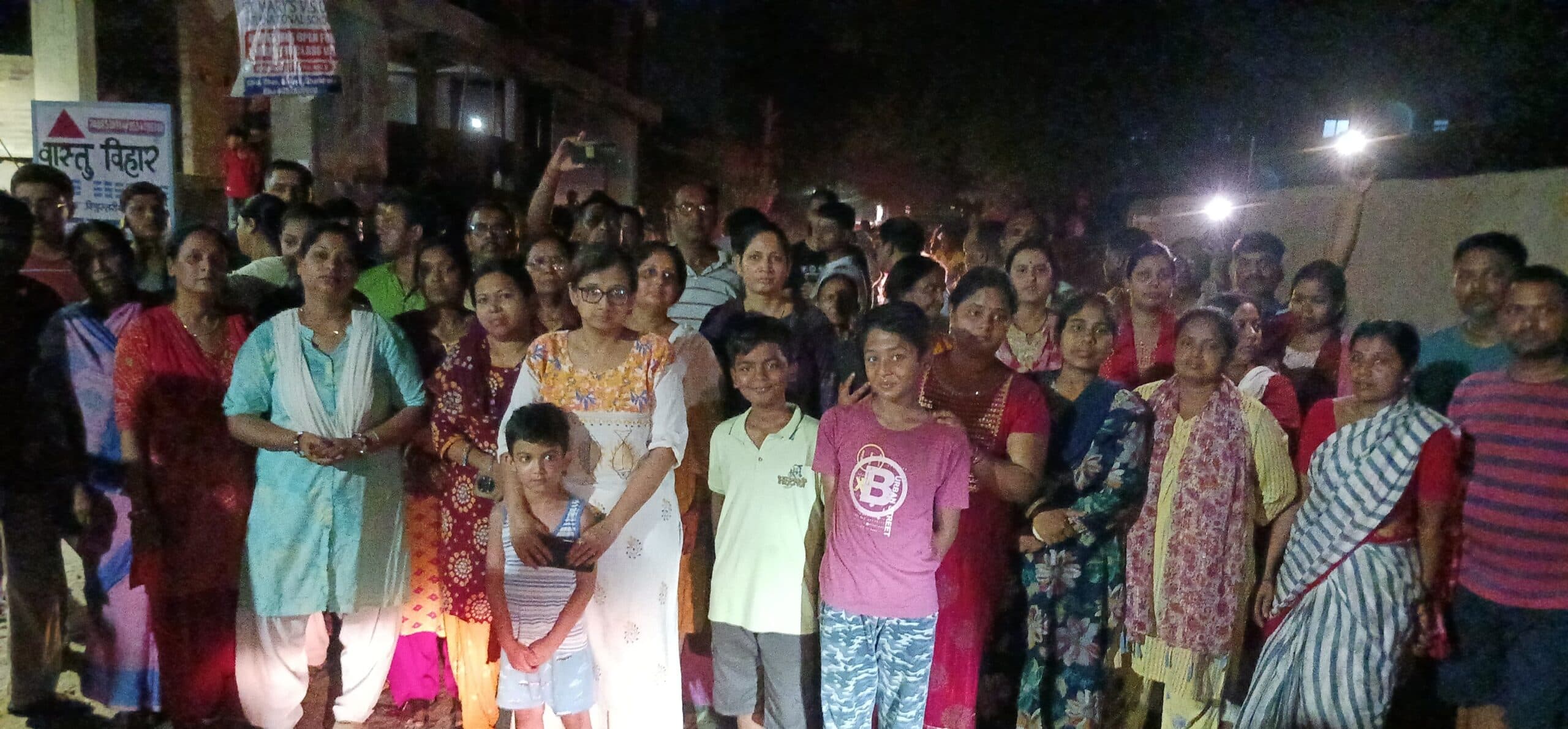 Bokaro News : नियमित बिजली आपूर्ति को लेकर चीराचास मुख्य पथ को किया जाम
