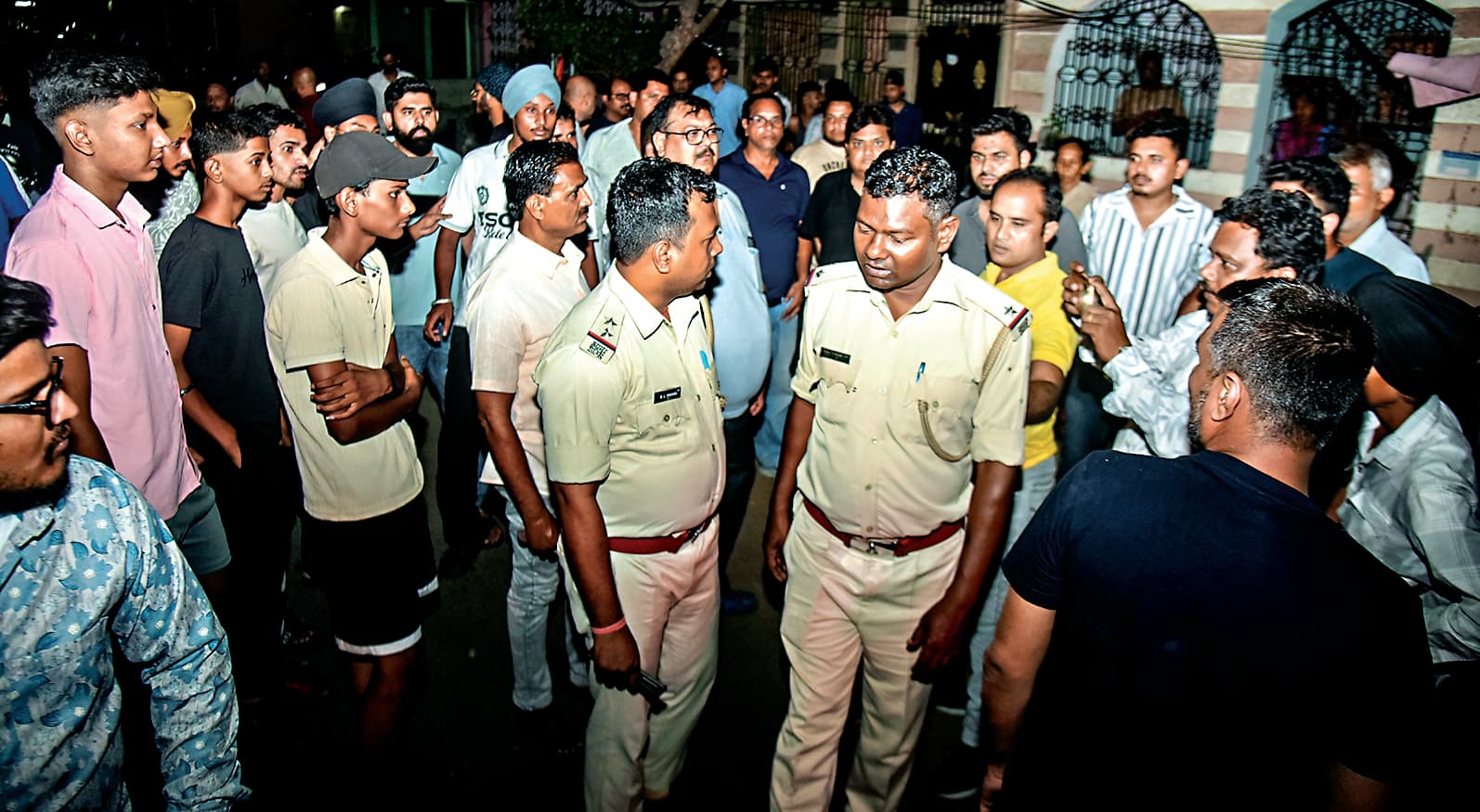Jamshedpur News : कार सवार युवकों ने स्कूटी में मारी टक्कर, विरोध करने पर युवती से किया अभद्र व्यवहार,फिर जो हुआ...