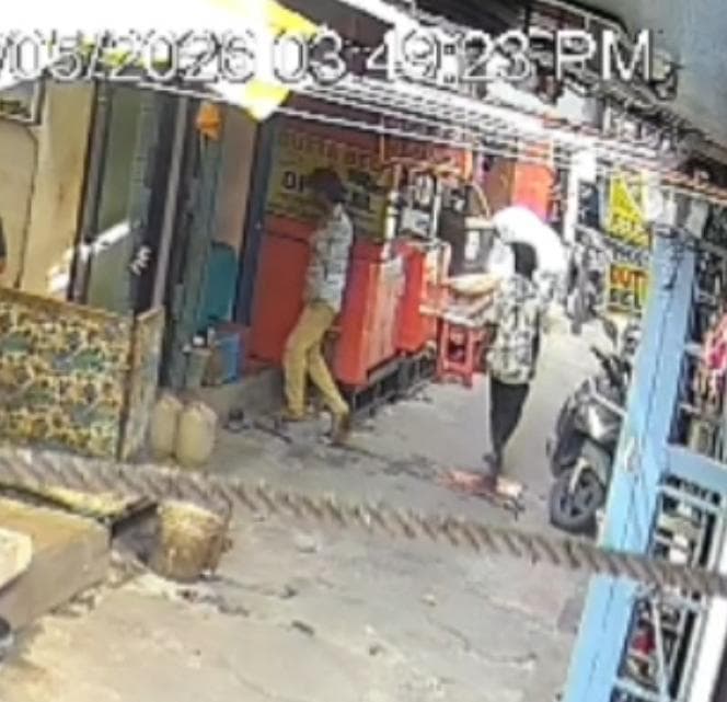 Jamshedpur News : साकची : आभूषण कारीगर की पैंट लेकर चोर फरार, सीसीटीवी में दिखे चोर, देखें तस्वीर...
