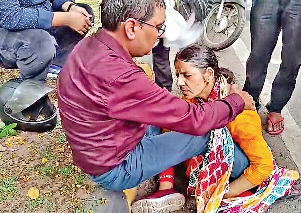 Jamshedpur News : पति के साथ बाइक पर जा रही महिला का बदमाशों ने पर्स छीना, गिरने से हुई जख्मी
