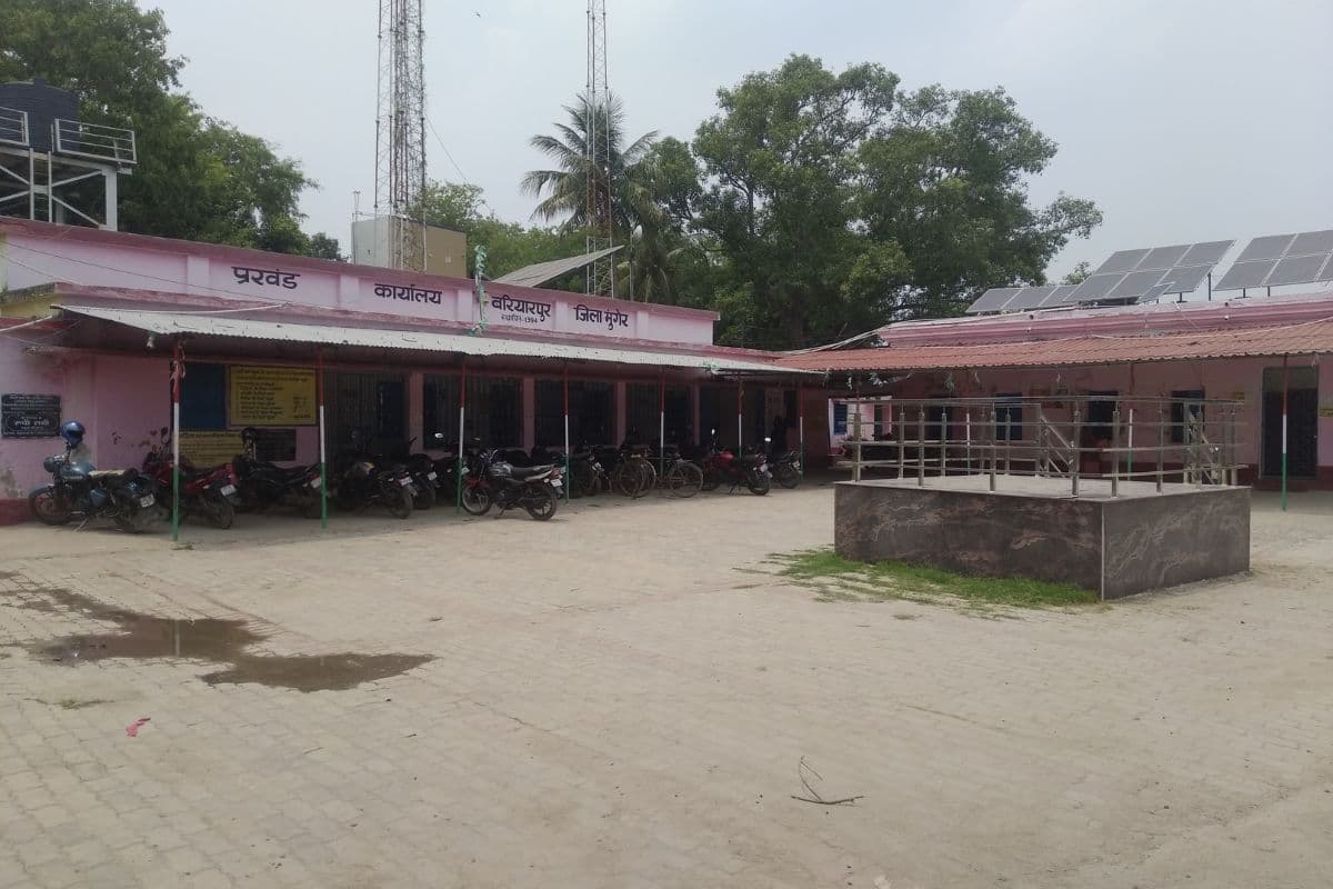 32 साल बाद भी किराये और जुगाड़ में चल रहा प्रखंड कार्यालय. बरियारपुर के लोगों में बढ़ रहा आक्रोश