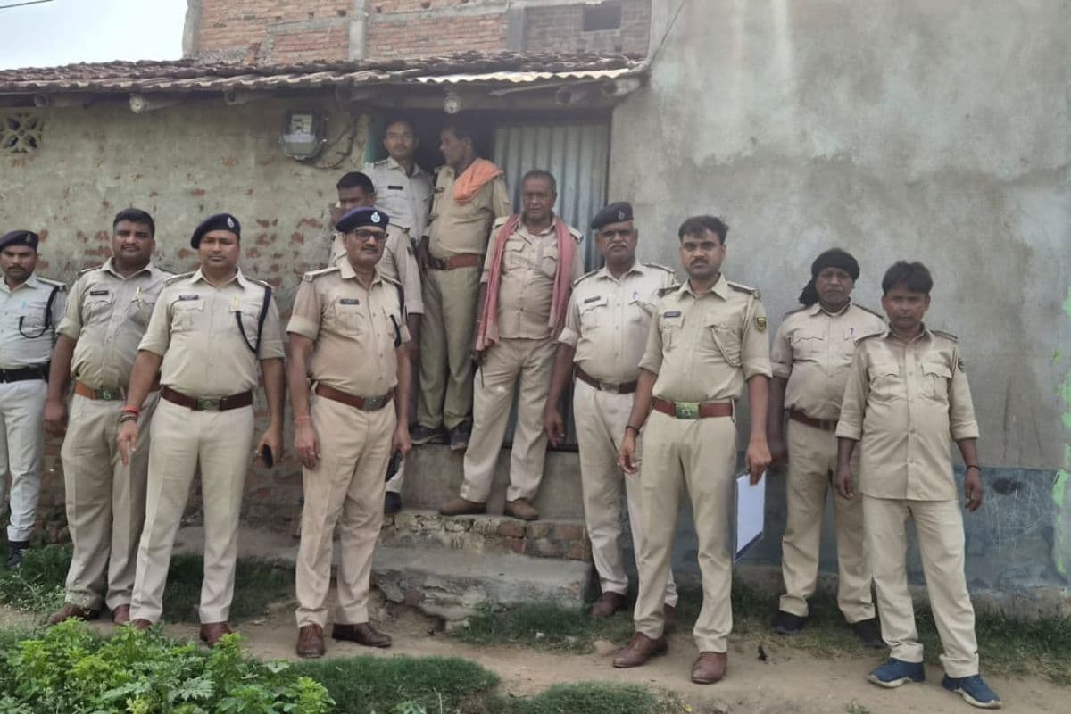 अमरपुर में फरार अभियुक्त के घर पुलिस की कुर्की-जब्ती