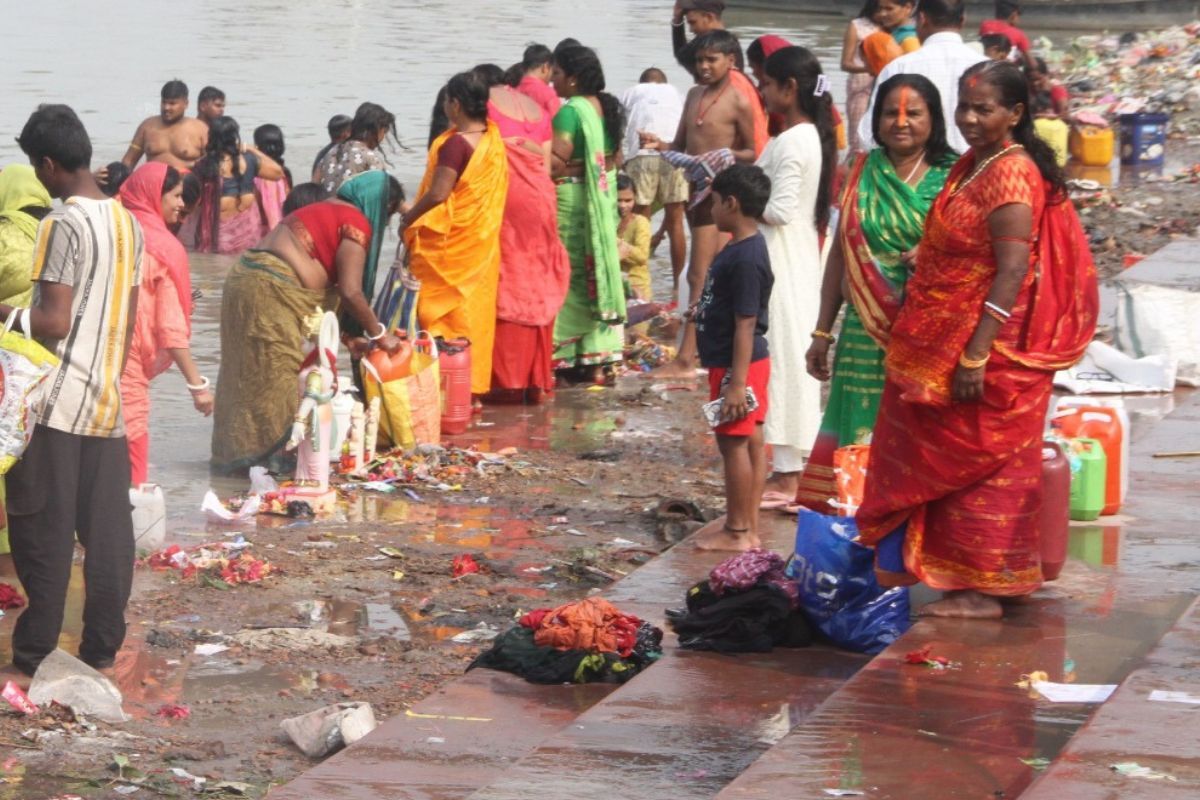 गंगा दशहरा पर भागलपुर में गंगा घाटों पर उमड़े श्रद्धालु, लगायीं 10 डुबकियां